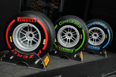 MUGELLO, ITALY - MAYIS 2012: Mugello Pisti 'ndeki resmi F1 Test Günleri sırasında çayırda sergilenen Formula 1 arabaları için çeşitli bileşiklerin Pirelli lastikleri. İtalya
