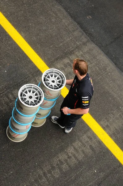 Mugello Itálie Květen 2012 Mechanici Týmu Červených Býků Zkontrolují Kola — Stock fotografie