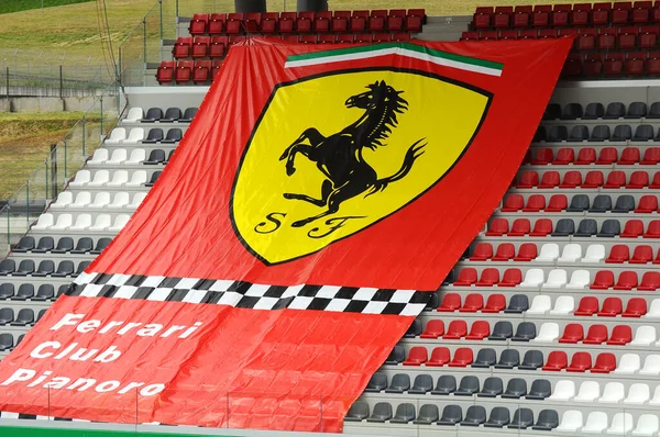 Mugello イタリア 2012年5月 公式F1テスト期間中のムジェロ国際サーキットの中央のグランドスタンドにフェラーリのロゴが入ったバナー イタリア — ストック写真