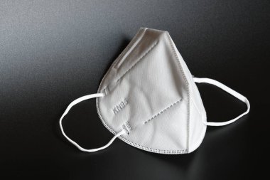 Siyah arka planda beyaz KN95 ya da N95 maskesi 2.5 ve korona virüsü korunması için. Virüsün yayılmasını önlemek ve salgın COVID-19.