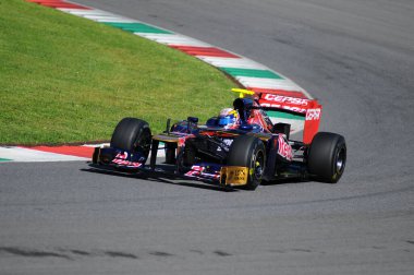 MUGELLO, ITALY - Mayıs 2012: Toro Rosso F1 'den Jean Eric Vergne, İtalya' daki Mugello Pisti 'nde Mayıs 2012' de antrenman oturumunda yarışır..