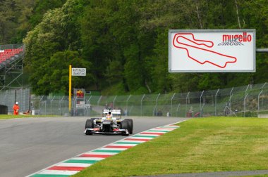 MUGELLO, ITALY - MAYIS 2012: Sauber F1 Team takımından Kamui Kobayashi İtalya 'nın Mugello pistinde antrenman yapıyor..