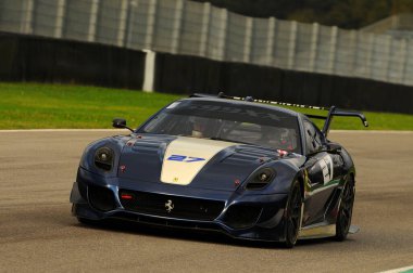 MUGELLO, ITALY - NOVEMBER, 2013: Bilinmeyen Ferrari 599XX EVO 'yu Finali Mondiali Ferrari' nin XX Programları sırasında kullanıyor - Ferrari Mugello Pisti 'nde Yarış Günleri.