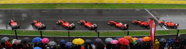 Scarperia Листопад 2013 Шанувальники Барвистими Парасолями Трасі Mugello Formula Вишикувалися — стокове фото