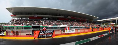 MUGELLO, ITALY - Kasım 2013: Ferrari Dünya Finalleri sırasında Pilane ve taraftarların Mugello Circuit 'teki merkezi tribünlerinde görünümü. İtalya.