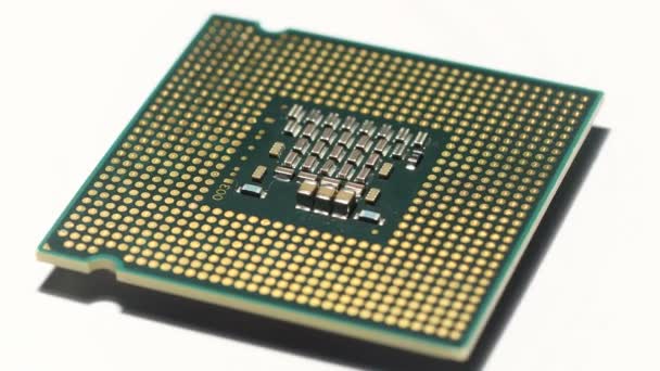 Close Processador Computador Chip Cpu Fundo Branco Vídeo Uhd — Vídeo de Stock