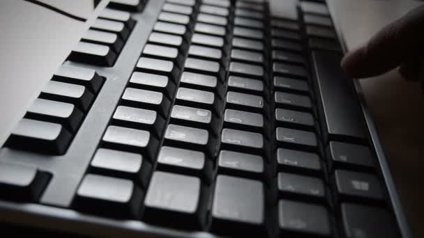 Manos Escribiendo Teclado Computadora Hombre Que Trabaja Oficina — Vídeos de Stock