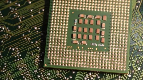 Nahaufnahme Von Cpu Chip Über Elektronische Leiterplatte Die Auf Dolly — Stockvideo