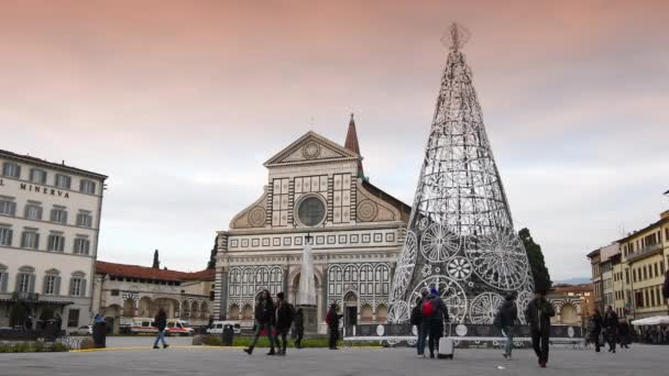 フィレンツェ 2018年12月 背景に大聖堂とサンタ マリア ノヴェッラ広場の観光客やクリスマスツリー クリスマスの雰囲気 イタリアのフィレンツェ — ストック動画