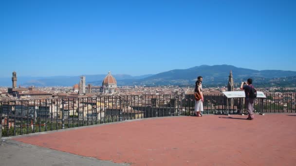 Florença Junho 2019 Turistas Piazzale Michelangelo Tiram Fotografias Horizonte Florença — Vídeo de Stock