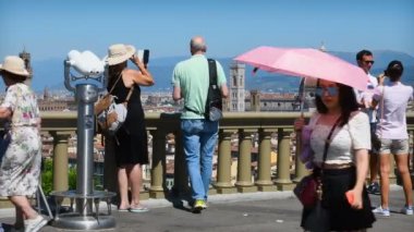 Floransa, Haziran 2019: Piazzale Michelangelo 'daki turistler, Floransa' nın ünlü Santa Maria del Fiore Katedrali ve Palazzo Vecchio (Floransa Belediye Binası) ile ufuk çizgisine hayran kalmaktadır.
