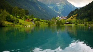 Arka planda Alp köyü olan Lappago Gölü 'nün güzel manzarası. Güney Tyrol, Val Pusteria. Bolzano, İtalya. Kamera hareketini ayarla.
