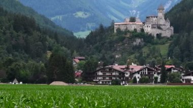 Taufers Kalesi ile Campo Tures 'in güzel manzarası. Valle Aurina Brunico yakınlarında, Güney Tyrol, İtalya. pan kamera hareketi