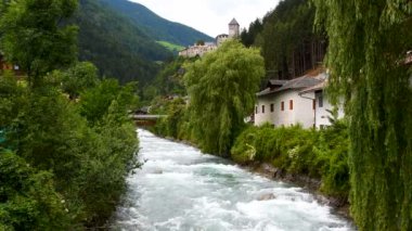 Brunico (BZ) yakınlarındaki Aurina Vadisi 'ndeki Aurino Torrent' te Tures Kalesi var. Güney Tyrol, İtalya.