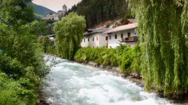 Brunico (BZ) yakınlarındaki Aurina Vadisi 'ndeki Aurino Torrent' te Tures Kalesi var. Güney Tyrol, İtalya.