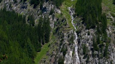 Anterselva Gölü yakınlarında güzel şelaleler. Güney Tyrol, Bolzano. İtalya.