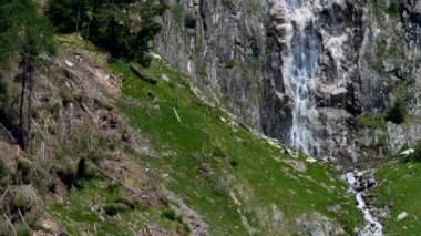 Anterselva Gölü yakınlarında güzel şelaleler. Güney Tyrol, Bolzano. İtalya.