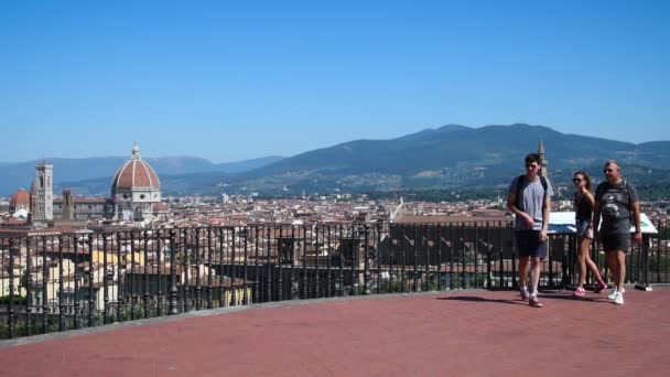 Firenze Giugno 2019 Turisti Piazzale Michelangelo Fotografate Skyline Firenze Con — Video Stock
