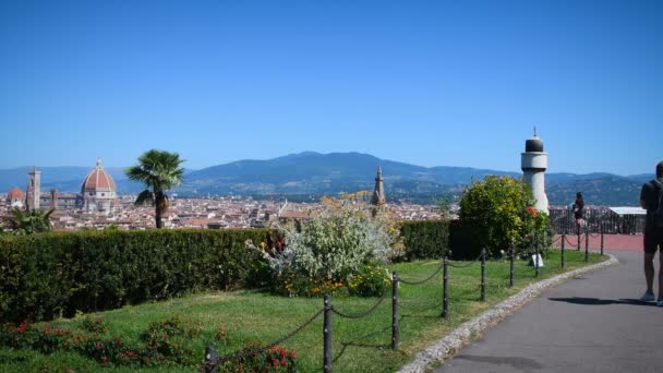 Florence Juni 2019 Toeristen Van Piazzale Michelangelo Bewonderen Skyline Van — Stockvideo