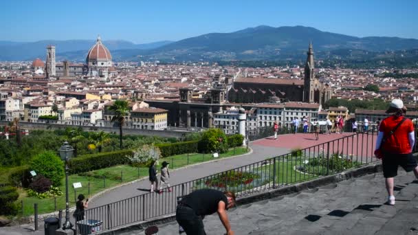 Florencja Czerwiec 2019 Florencja Piazzale Michelangelo Turystami Podziwiającymi Panoramę Miasta — Wideo stockowe