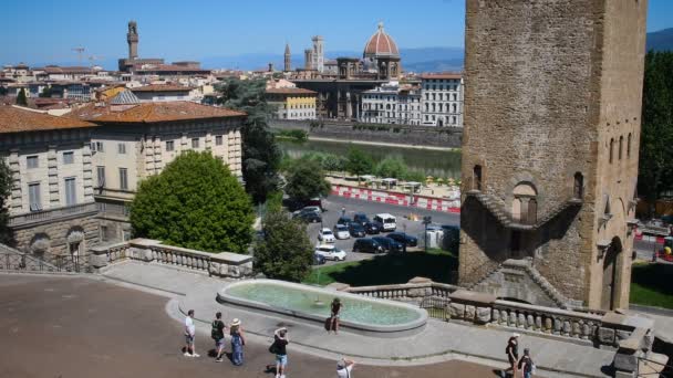 フィレンツェ 2019年6月 観光客は背景にフィレンツェのスカイラインとPiazzaleミケランジェロの近くの噴水で暖かい夏の日にリフレッシュを求めています — ストック動画