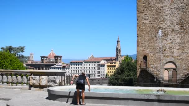 Florencie Červen 2019 Turisté Hledají Občerstvení Teplém Letním Dni Fontány — Stock video