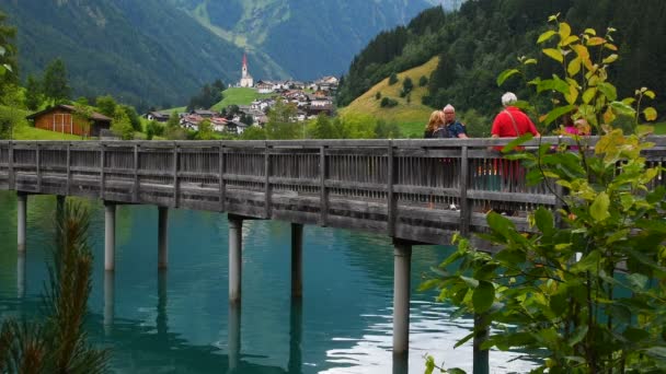 Lappago Bolzano Julio 2019 Grupo Turistas Pasean Por Puente Sobre — Vídeo de stock