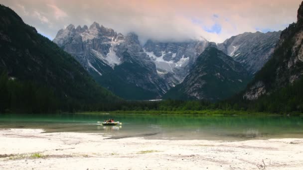 Dobbiaco July 2019 Tourists Boat Lake Landro Sexten Dolomites Massif — Stock Video