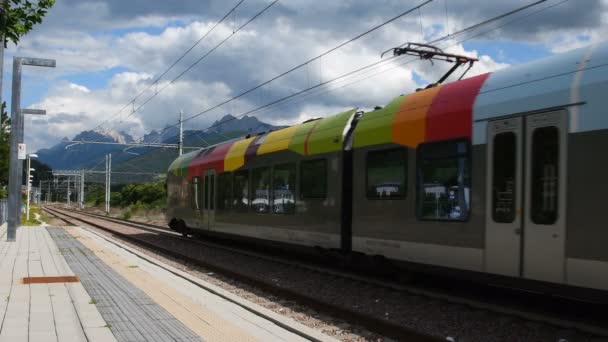 Monguelfo Luglio 2019 Partenza Del Treno Alpino Brunico San Candido — Video Stock