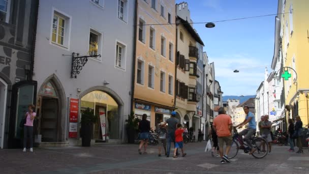 Brunico Juli 2019 Toeristen Gaan Winkelen Het Centrum Van Brunico — Stockvideo