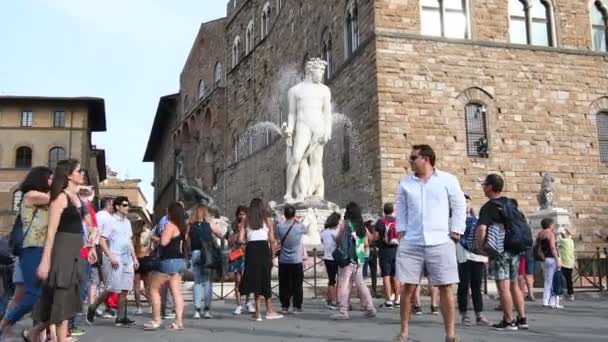 フィレンツェ 2019年9月 ネプチューンの泉の前の観光客 Signoria広場 Signoria広場 に位置する泉で ヴェッキオ宮殿の前にあります Uhdビデオ — ストック動画