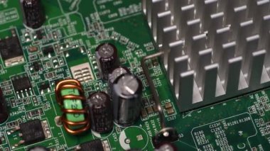 PC anakartının üzerinde alüminyum ısıtıcı ve elektronik bileşenler var. 4K UHD Video