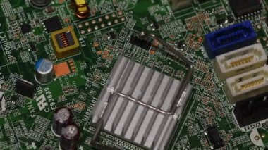 Devre kartında mikroişlemciler ve kapasitörlerle birlikte ayrıntı var. 4K UHD Video