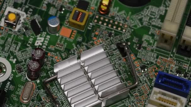 Detail Von Aluminium Kühlkörper Und Elektronischen Komponenten Über Motherboard Uhd — Stockvideo