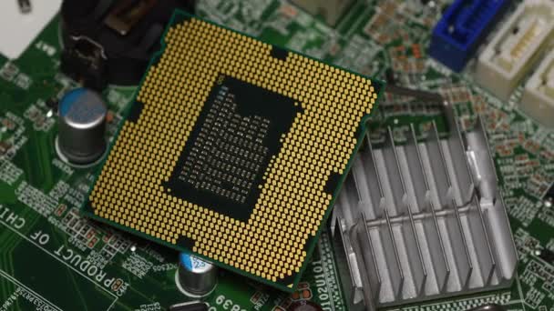 Detalhe Chip Cpu Computador Sobre Placa Mãe Vídeo Uhd — Vídeo de Stock