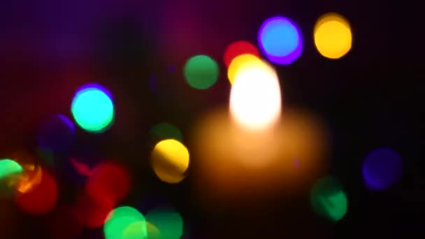 Стійка Фокусується Палаючій Свічці Зеленим Яликом Блискучими Вогнями Різдвяна Атмосфера — стокове відео