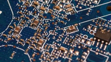 Bileşenli devre kartı. Parçalı mavi baskılı elektronik panoyu kapat. 4K UHD Video