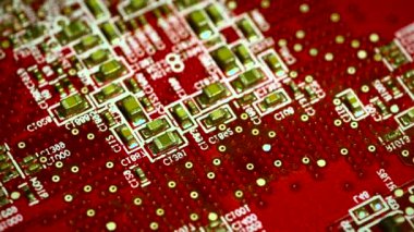 Bileşenli devre kartı. Bileşenleriyle birlikte kırmızı baskılı elektronik levhayı kapat. 4K UHD Video