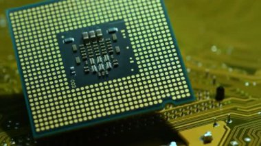 Yazılı elektronik devre kartının üzerindeki işlemci çipi işlemcisini kapat. Dikkatini topla. 4K UHD video