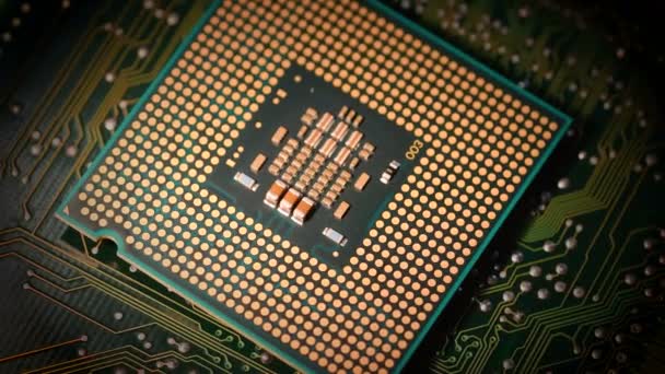 Nahaufnahme Eines Cpu Chip Prozessors Über Einer Gedruckten Elektronischen Leiterplatte — Stockvideo