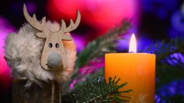 Yeşil köknar üzerine Noel süslemeleri konmuş mum. Noel atmosferi. 4K UHD video.