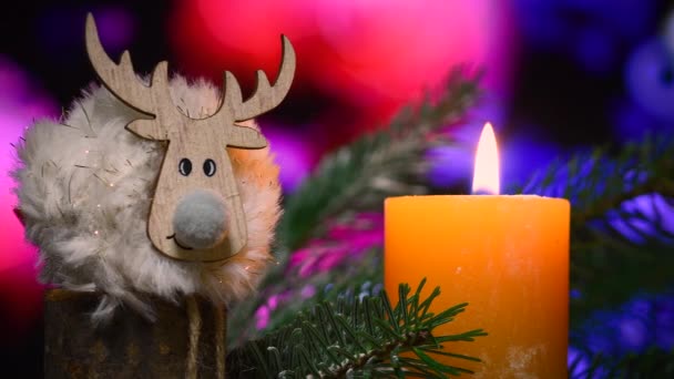 Encender Vela Con Decoraciones Navidad Abeto Verde Ambiente Navideño Uhd — Vídeos de Stock