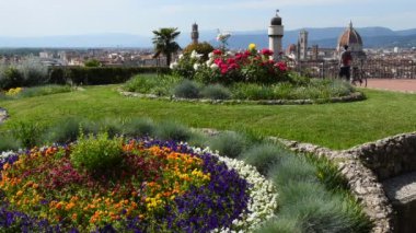 Floransa, Mayıs 2020: Turistler Floransa 'nın ufuk çizgisine Piazzale Michelangelo Meydanı' ndan Santa Maria del Fiore Katedrali ile hayran kaldılar. İtalya.
