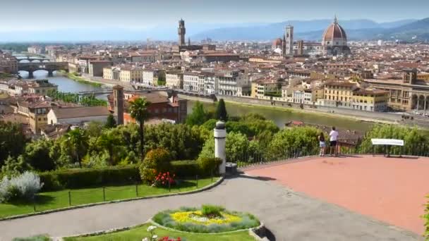 フィレンツェ 2020年5月 観光客はPiazzaleミケランジェロのテラスからアルノ川とサンタ マリア フィオーレ大聖堂の上に古い橋でフィレンツェのスカイラインを賞賛します イタリア — ストック動画