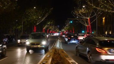 Floransa, Aralık 2019: Noel tatilleri boyunca Floransa 'nın tarihi merkezi çevresindeki caddelerde trafik vardı. Noel ışıkları süslemesi. İtalya.