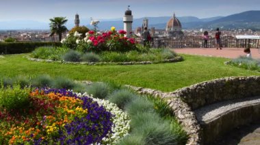 Floransa, Mayıs 2020: Floransa 'daki Piazzale Michelangelo meydanında Coronavirüs' e karşı maskeli turistler tarafından korunan turistler, rahatlayın ve Santa Maria del Fiore Katedrali 'ne hayran olun..