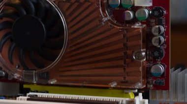 Modern bir PC anakartına eklenen Grafik Video Kartının Ayrıntıları.