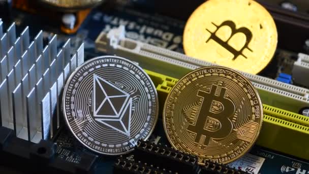フィレンツェ イタリア 2020年7月 Cryptocurrency Gold BitcoinとSilver Aethereum Pcマザーボード上のビットコインとイーサリアム — ストック動画