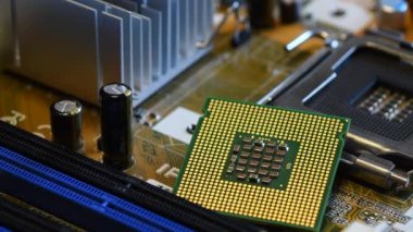 CPU Soketini ve çipini modern PC Anakartına yakın tut.