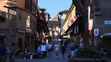 Floransa, İtalya - Temmuz 2020: Turistler İtalya 'nın Floransa kentinde Eski Köprü' de (Ponte Vecchio) alışverişe çıkıp yürüyüşe çıktılar. Toskana Bölgesi, Avrupa. Kamera hareketini yakınlaştır.